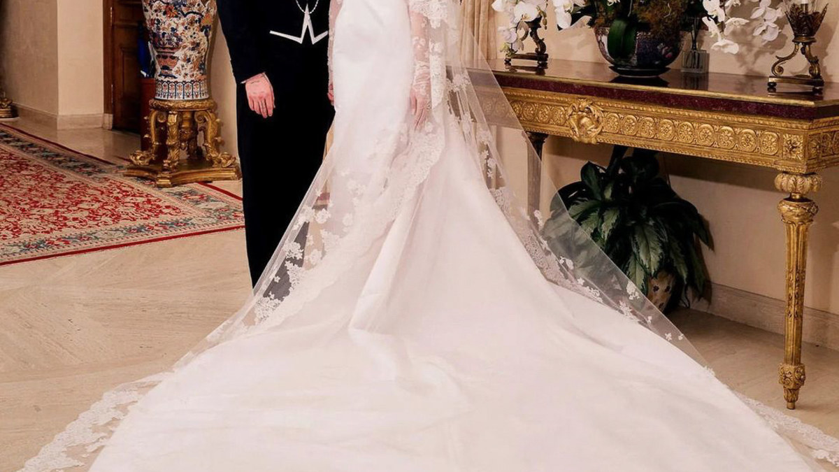 Ponas ir ponia Peltzai Beckhamai. Jaunikis vilki Kimo Joneso („Dior“) kostiumą, nuotaka – Pierpaolo Piccioli („Valentino“) suknelę / Vida Press nuotrauka