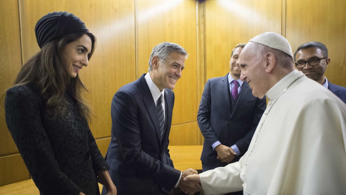 Popiežius Pranciškus su George'u Clooney ir Amal Clooney  / Scanpix nuotr.