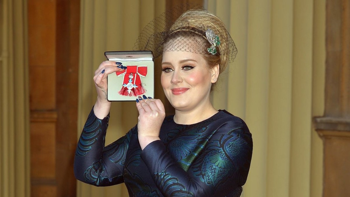 Adele buvo įteiktas Aukščiausiasis Britanijos imperijos ordino medalis / AOP nuotr.