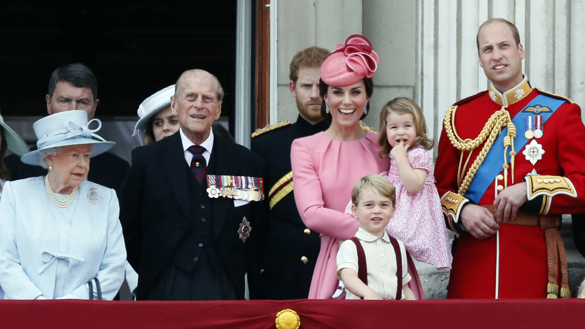 Karalienė Elizabeth II, princas Philipas, princas Harry, hercogienė Catherine ir princas Williamas su vaikais 2017 m. / „Scanpix“ nuotr.