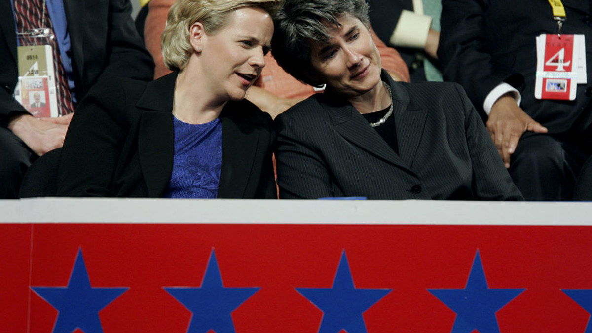 Mary Cheney (kairėje) ir Heather Poe / AFP/„Scanpix“ nuotr.
