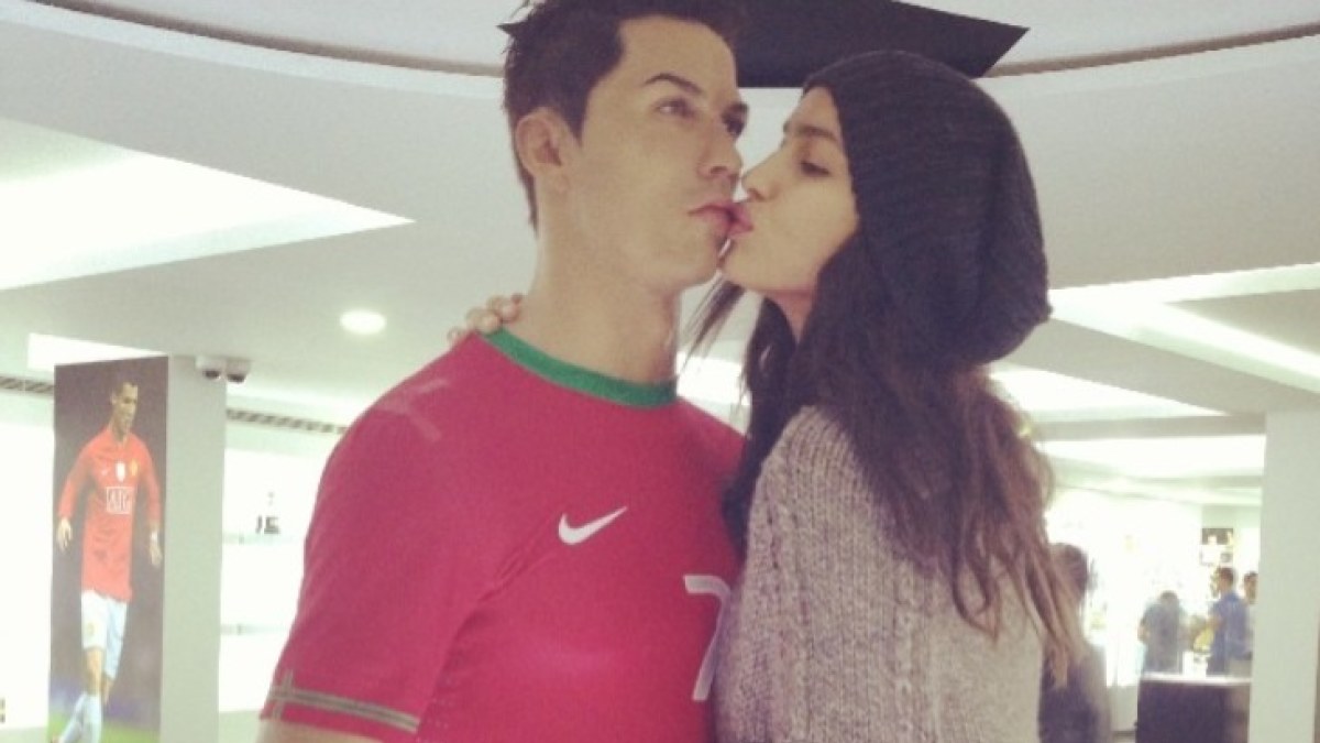 Irina Shayk bučiuoja vaškinę Cristiano Ronaldo figūrą / „Instagram“ nuotr.