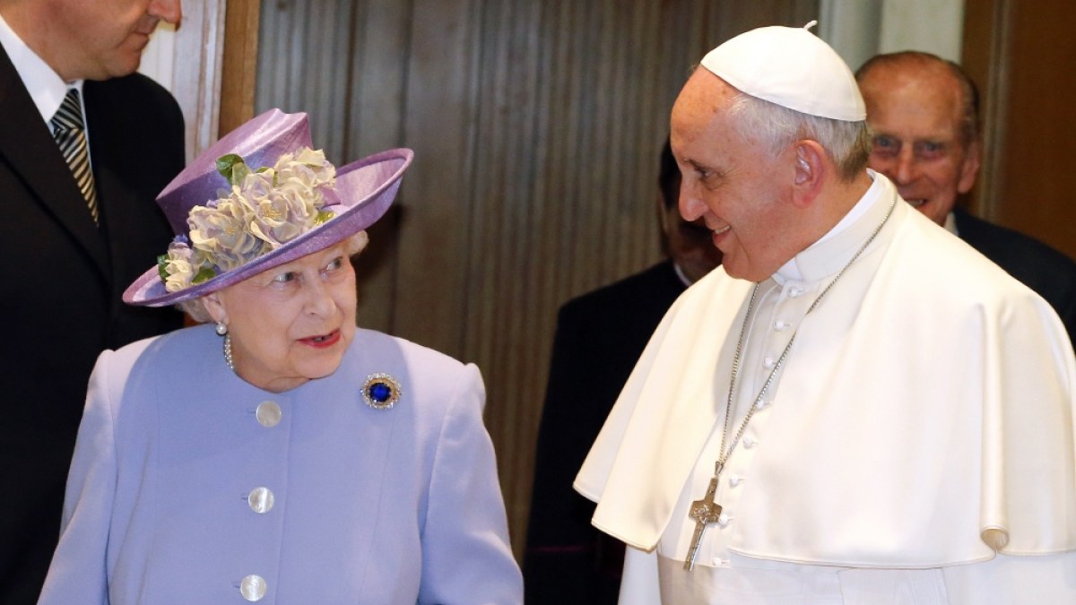 Elizabeth II ir popiežius Pranciškus / AFP/„Scanpix“ nuotr.