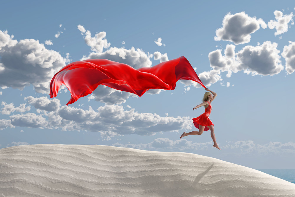 Moteris su skaisčiai raudona suknele / Shutterstock nuotr.