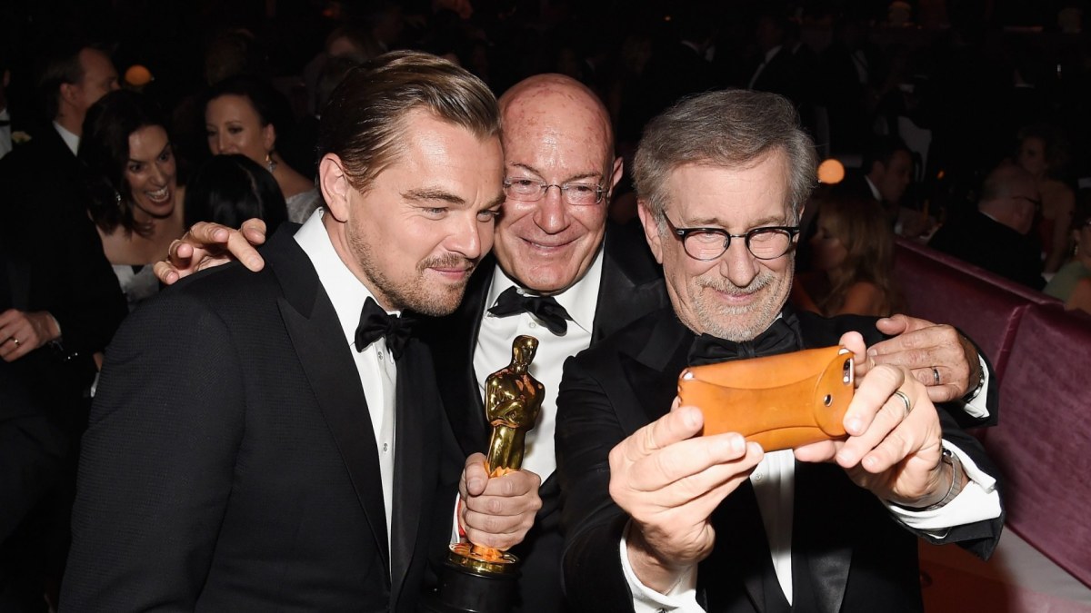 Leonardo DiCaprio, Arnonas Milchanas ir Stevenas Spielbergas / AFP/„Scanpix“ nuotr.