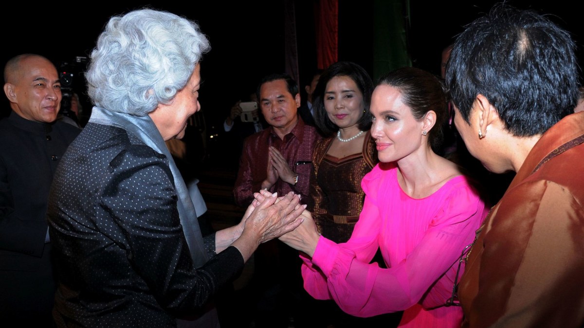 Agelina Jolie su vaikais dalyvavo savo pristatymo renginiuose Kambodžoje / „Scanpix“ nuotr.