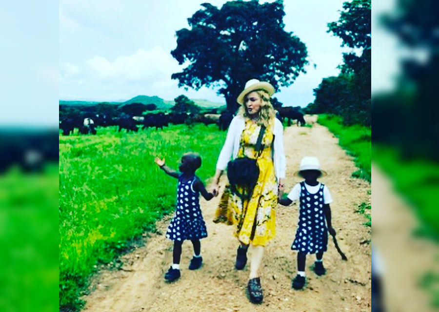 Madonna su dvynėmis Esther ir Stella / Madonna/Instagram nuotr.
