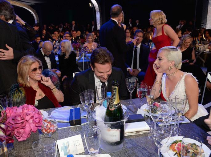 Bradley Cooperis su mama Gloria ir Lady Gaga/Scanpix nuotr.