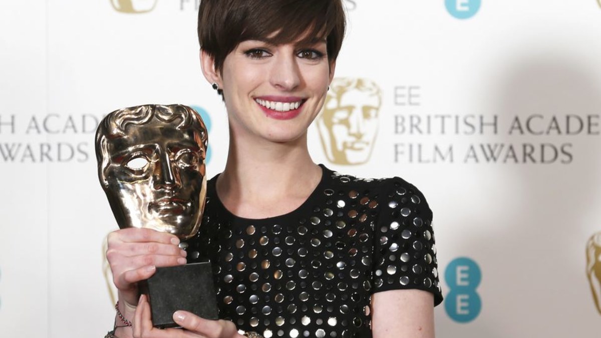 Anne Hathaway BAFTA apdovanojimuose / „Reuters“/„Scanpix“ nuotr.