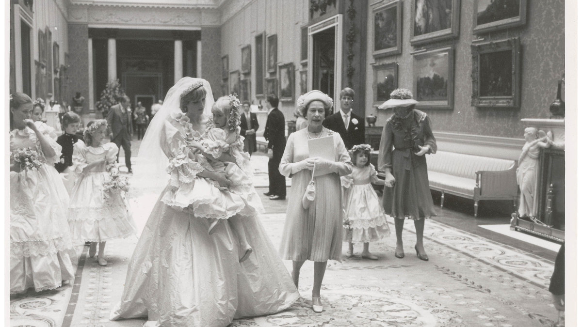 Princesė Diana, ant rankų laikanti Clementine Hambro, ir karalienė Elizabeth II Bakingamo rūmuose (1981 m.) / Vida Press nuotr.
