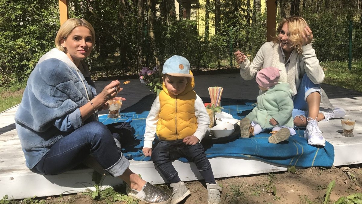 Agnė Jagelavičiūtė su sūnumi ir Indrė Kavaliauskaitė-Morkūnienė su dukra / TV3