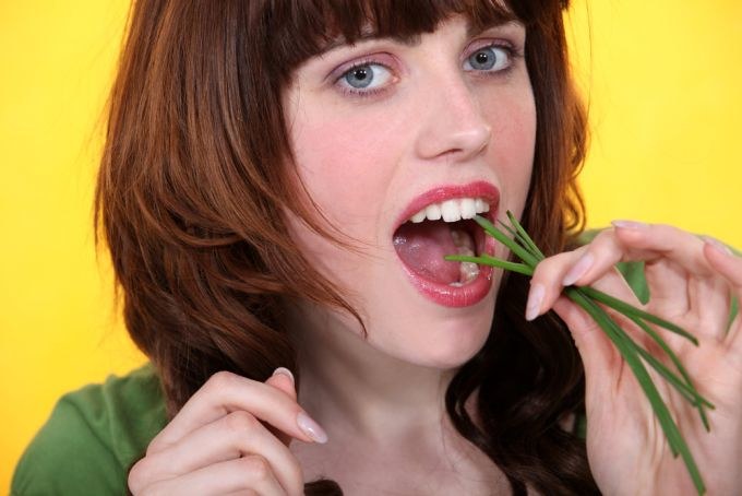 Moteris valgo svogūnų laiškus / Shutterstock nuotr.