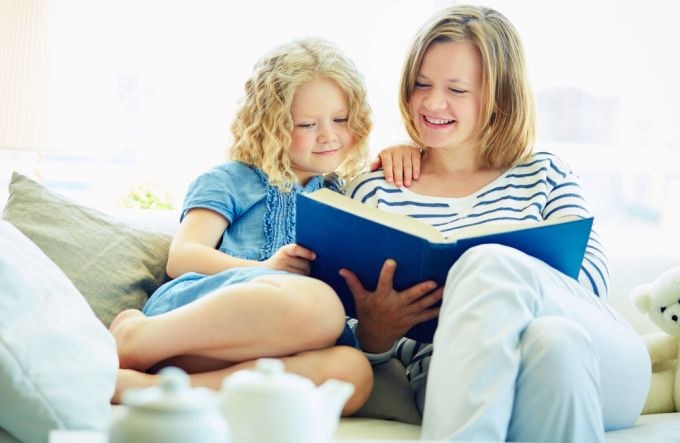 Mergaitė ir mama skaito pasaką / Shutterstock nuotr.