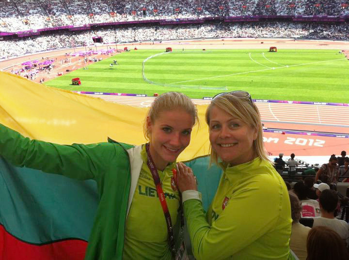 Airinė Palšytė ir Asta Dudurytė Londono olimpiniame stadione / Asmeninio albumo nuotr.