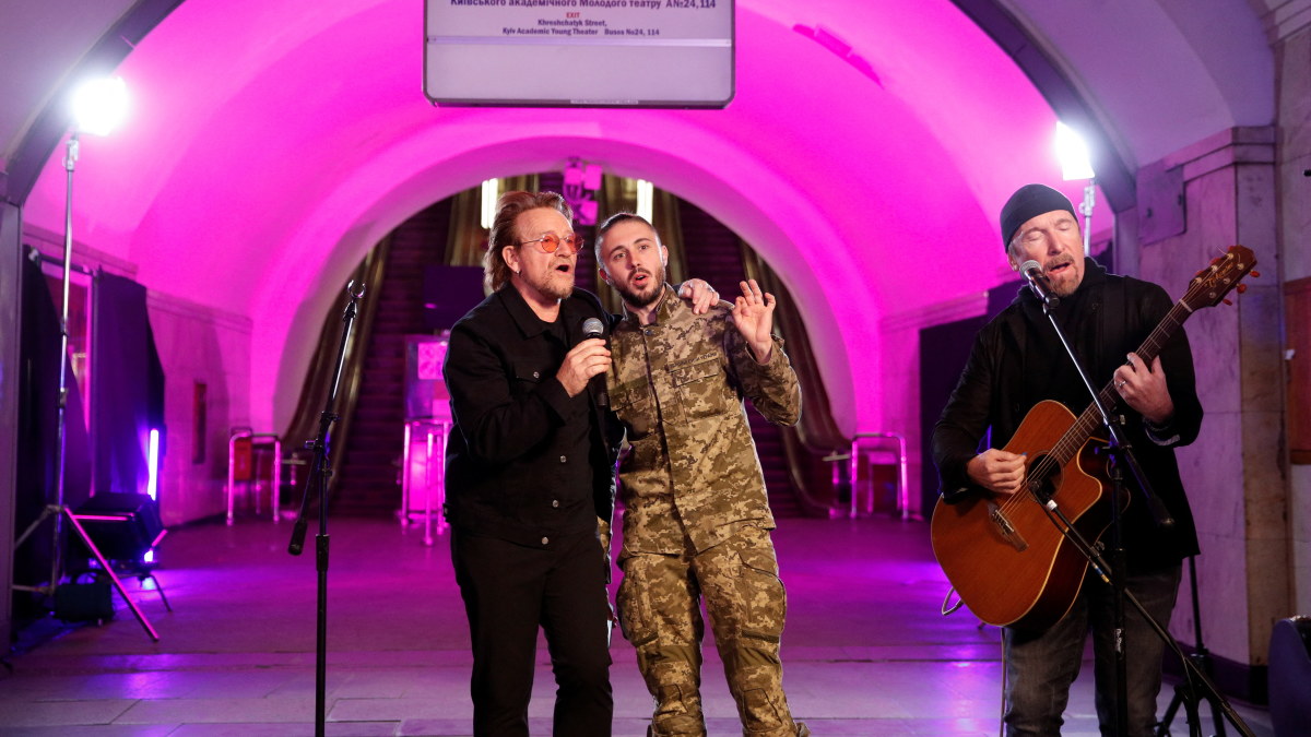 Bono ir grupės „Antytila“ lyderio Taraso Topolya pasirodymas Kyjivo metropolitene / Scanpix nuotr.