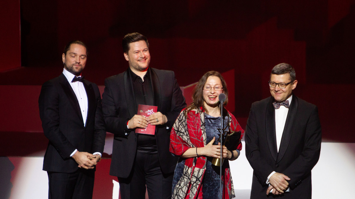Dirigentė Mirga Gražinytė-Tyla „ŽMONĖS 2019“ apdovanojimuose pelnė Metų muzikos apdovanojimą, kurį atsiėmė jos tėvai/Irmanto Gelūno nuotr.