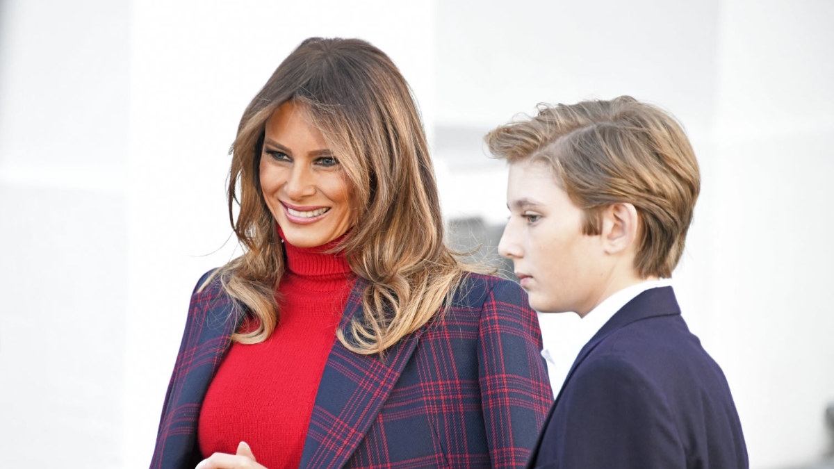 Melania Trump su sūnumi Barronu pasitiko į Baltuosius rūmus atvežtą eglutę / „Scanpix“ nuotr.