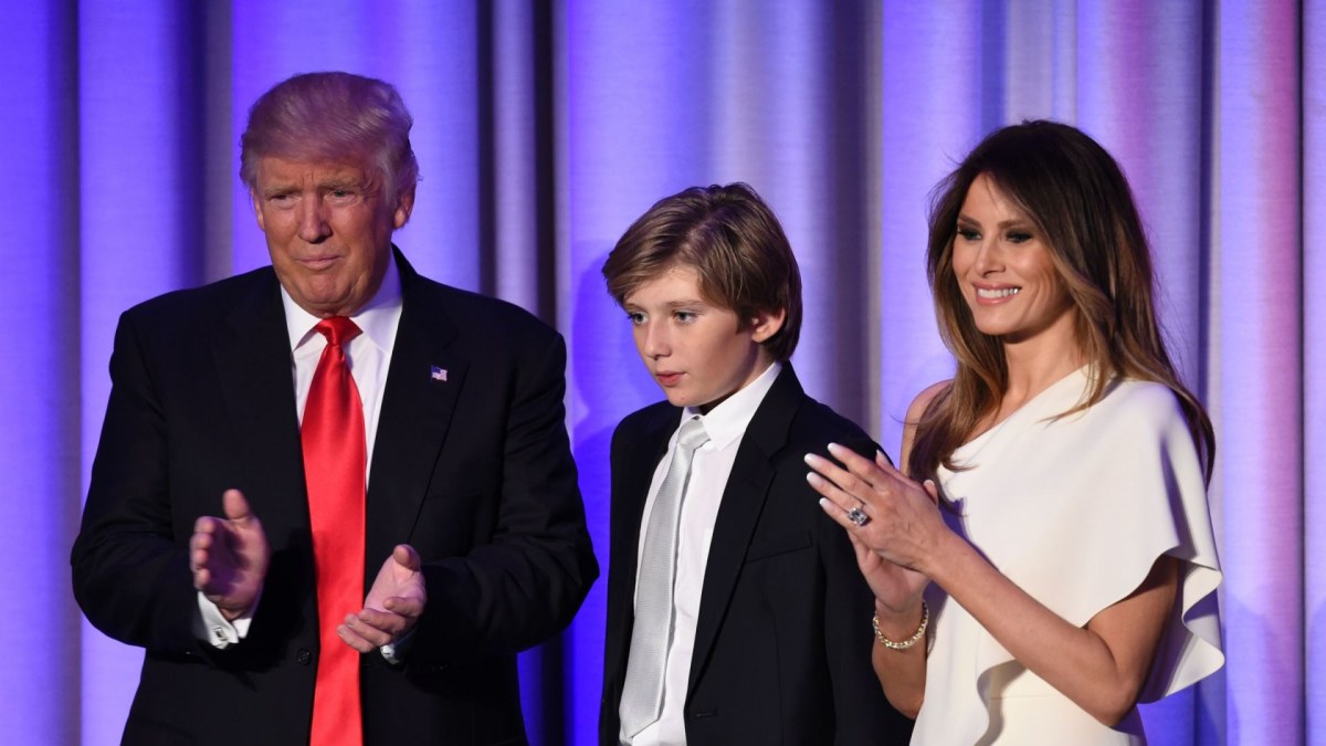 Donaldas Trumpas ir Melania Trump su sūnumi Barronu (2016 m.) / AFP/„Scanpix“ nuotr.