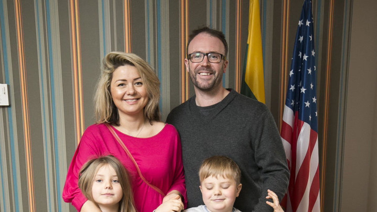 Beata Nicholson su vyru Tomu ir vaikais / Viganto Ovadnevo/Žmonės.lt nuotr.