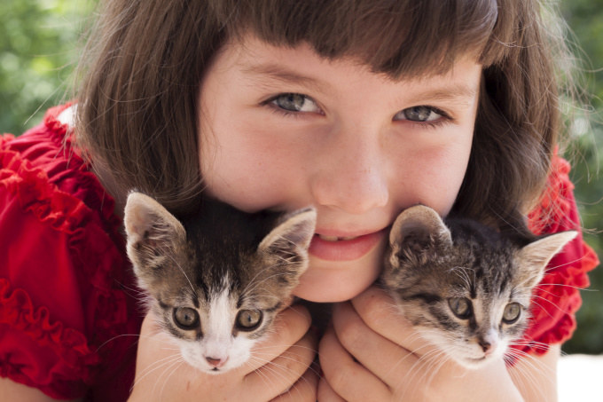 Mergaitė su kačiukais / Fotolia nuotr.