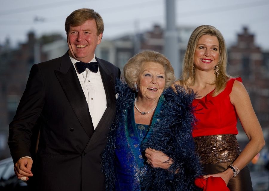 Karališkoji šeima: princas Willemas Alexanderis, karalienė Beatrix ir princesė Maxima / AFP/Scanpix nuotr.
