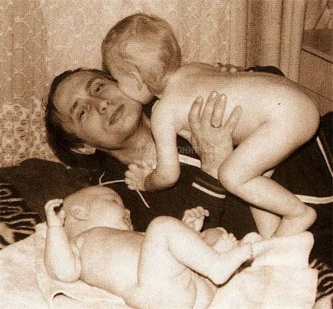 Владимир Путин и дочери. Фото с портала Postimees.