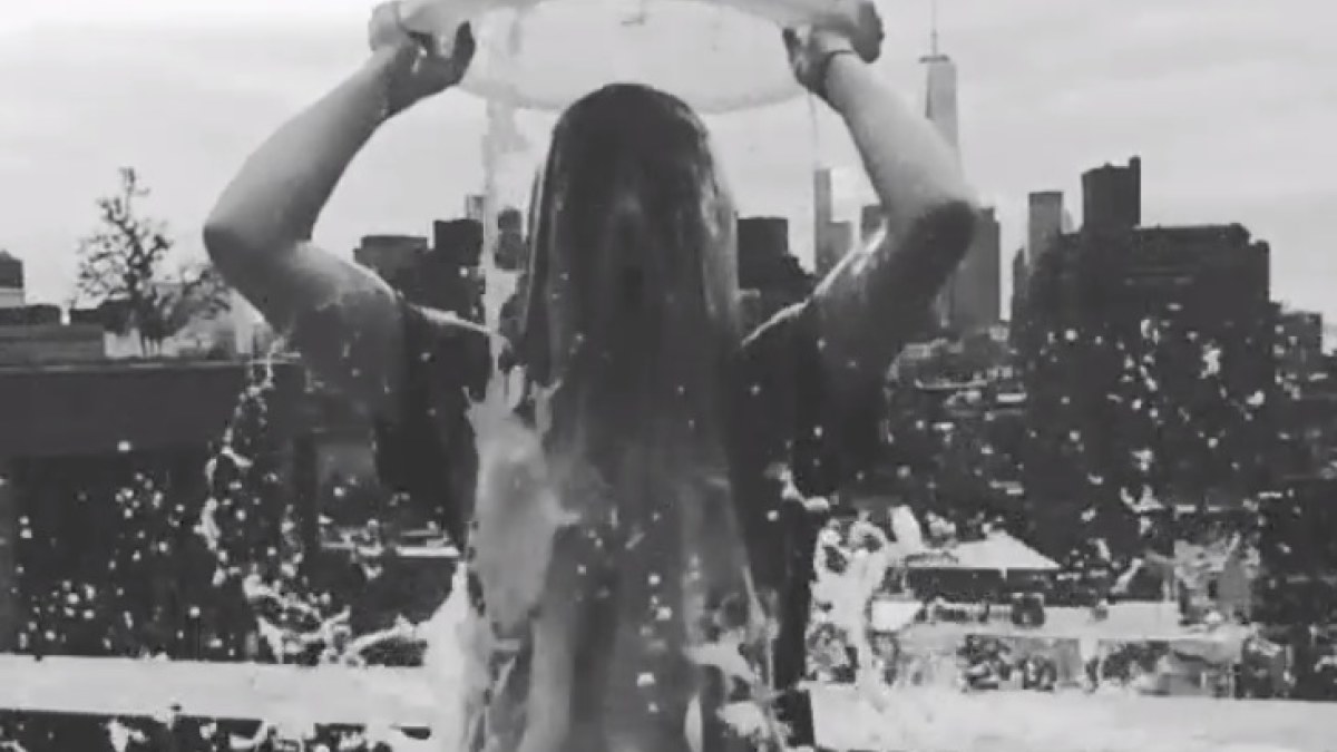 Olivia Wilde apsipylė motinos pienu / Kadras iš vaizdo įrašo
