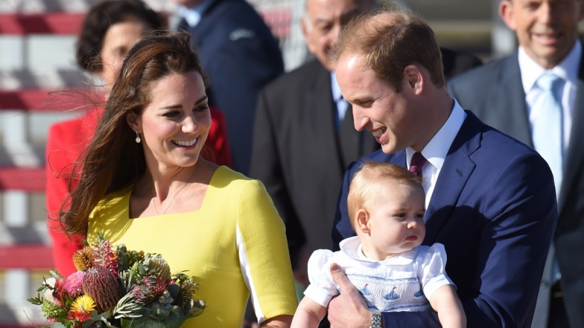 Princas Williamas ir Kembridžo hercogienė Catherine su sūnumi George'u / AFP/„Scanpix“ nuotr.