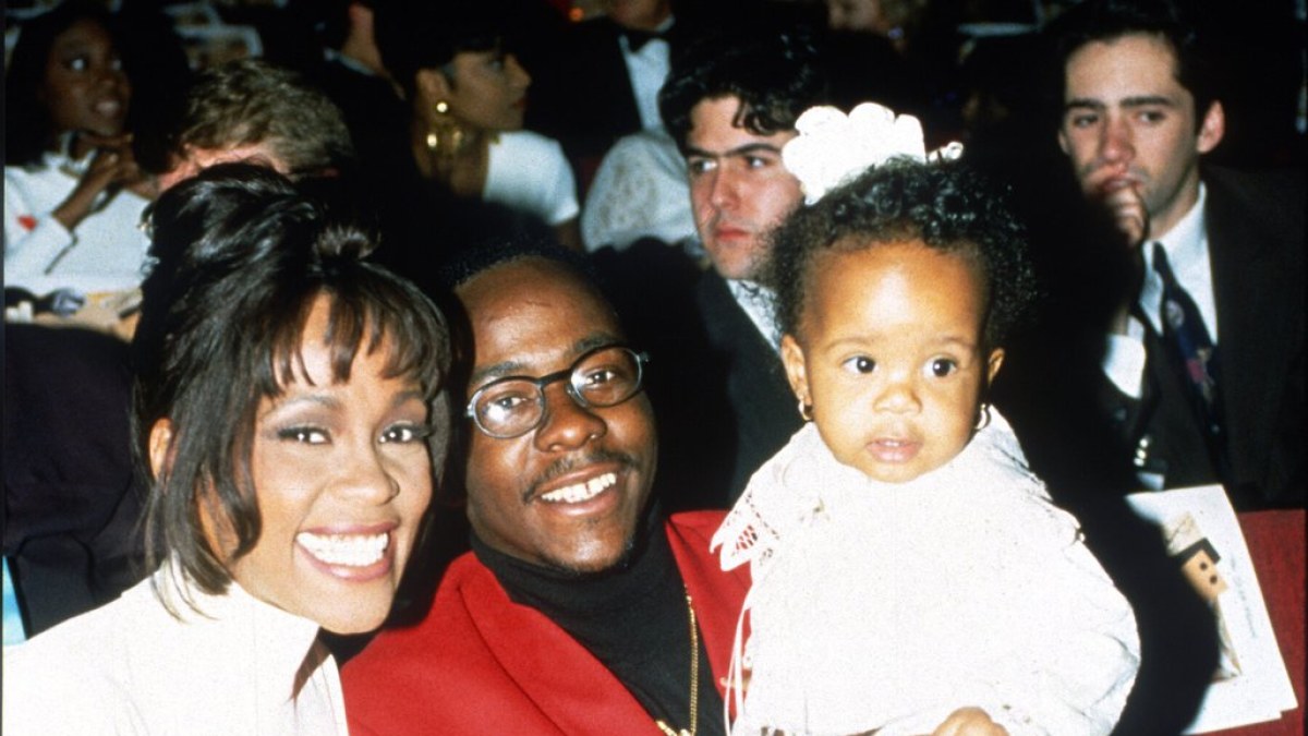 Whitney Houston ir Bobby Brownas su dukra Bobbi Kristina Brown (1994 m.) / AOP nuotr.