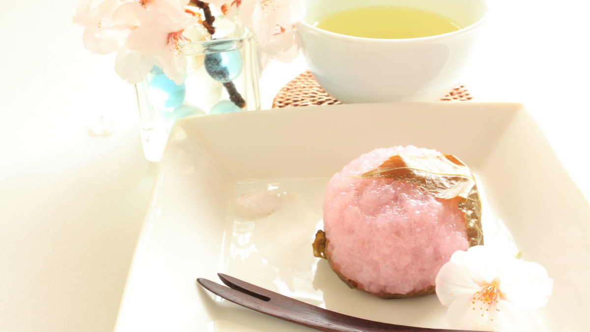 Rausvas ryžių pyragėlis „Sakura Mochi“. / Fotolia nuotr.