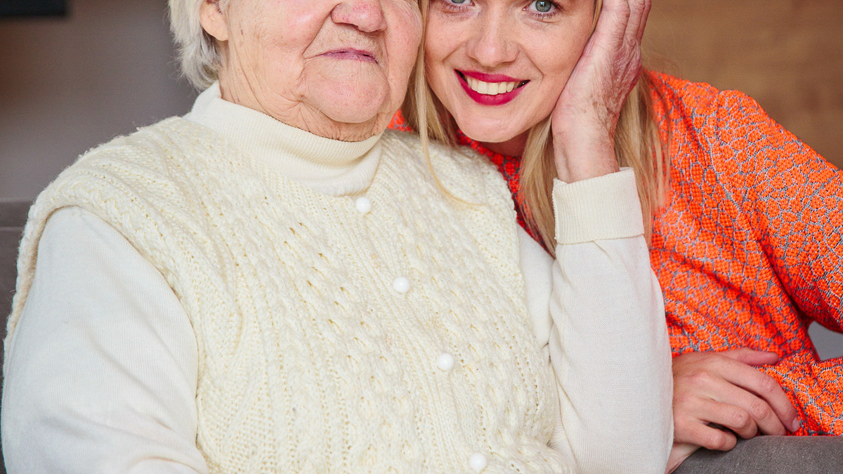 Živilė Kropaitė-Basiulė su močiute / Mindaugo Mikulėno nuotrauka