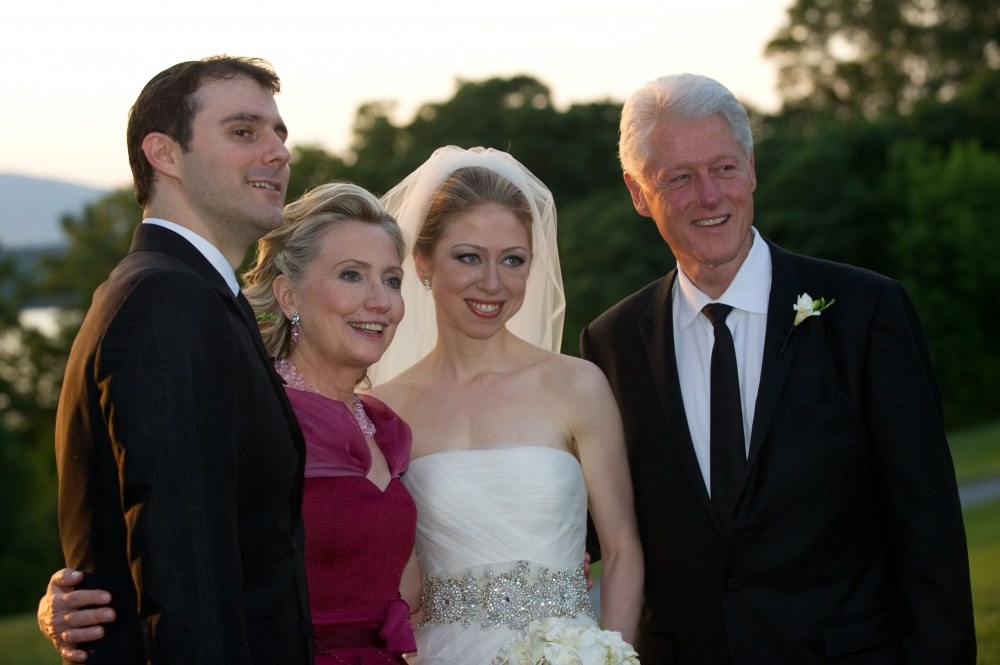 Chelsea Clinton su vyru Marcu Mezvinsky ir tėvais Billu bei Hillary Clintonais / AFP/„Scanpix“ nuotr.