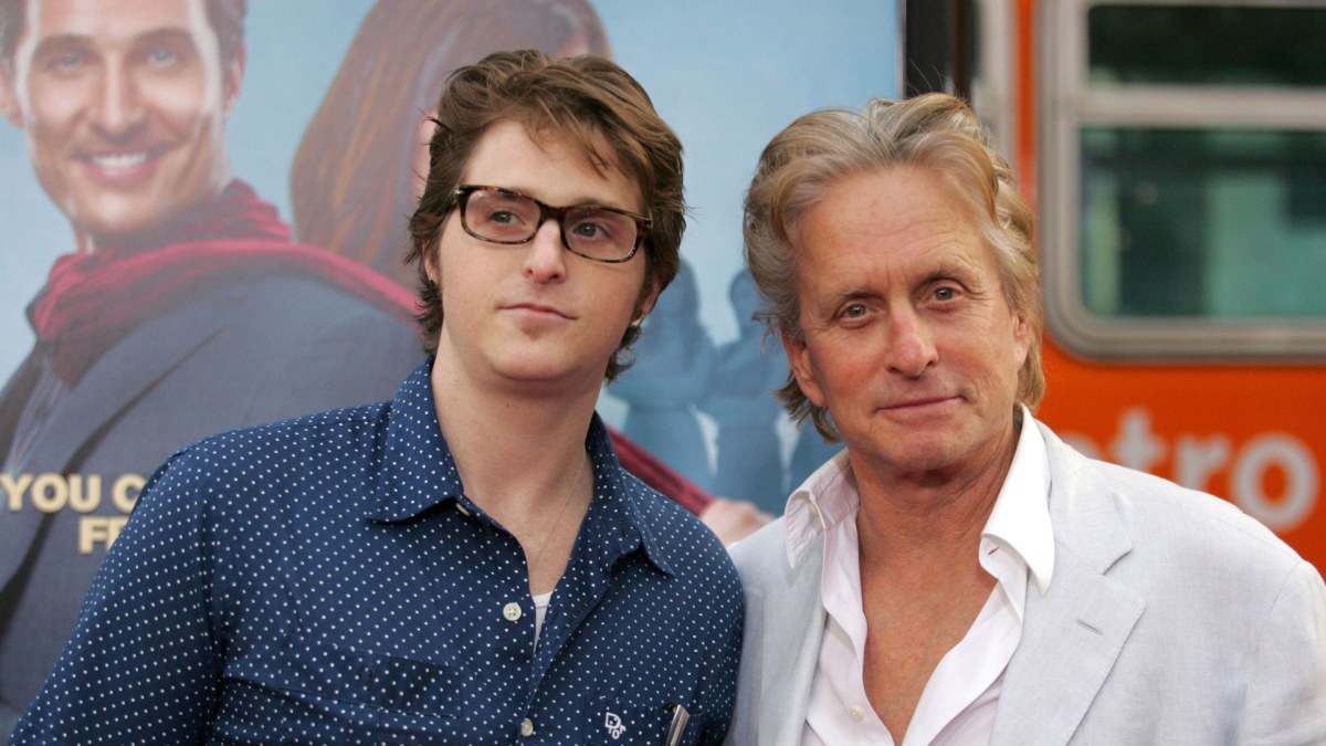 Michaelas Douglasas su sūnumi Cameronu (2009 m.) / Vida Press nuotr.