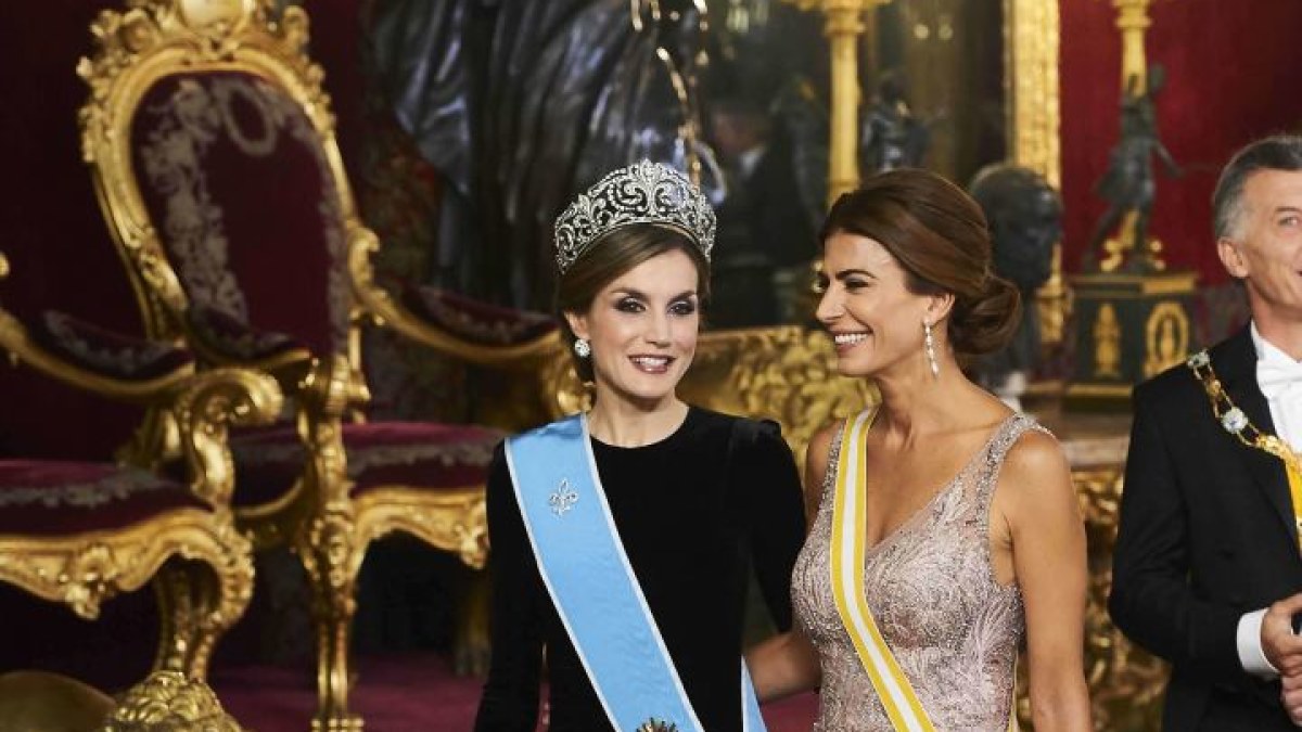 Argentinos prezidento Mauricio Macri vizito Ispanijoje akimirkos. Akį traukė Ispanijos karalienė Letizia ir Argentinos pirmoji  ponia  Juliana Awada / „Scanpix“ nuotr.