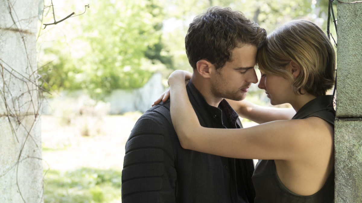 Theo Jamesas ir Shailene Woodley filme „Divergentės serija: lojalioji“ / Kadras iš filmo