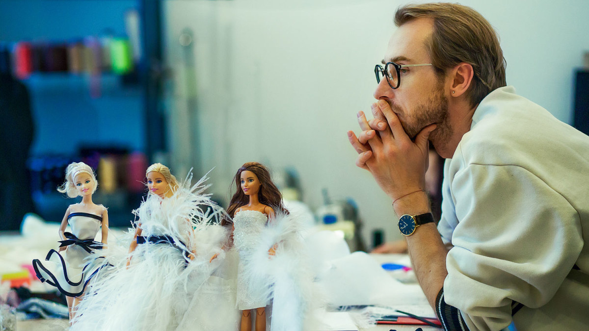 Kęstas Rimdžius lėlėms Barbie sukūrė vestuvines sukneles / Fotosesijos užkulsius įamžino „Reda Ružel Photography“, lietuvišką „Barbie“ stilių - Tomas Preikša 