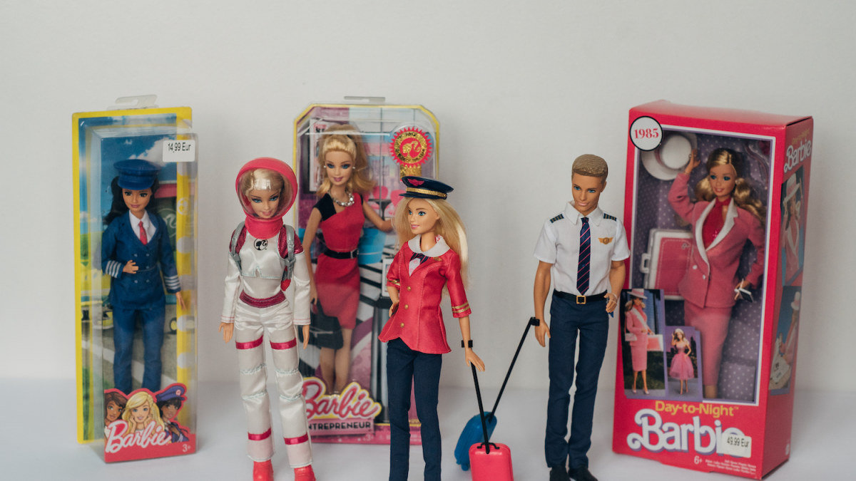 Lietuvos ir užsienio kolekcininkų taikinyje – dešimtys garsiausių šalies dizainerių kurtų vienetinių lėlių „Barbie“ 