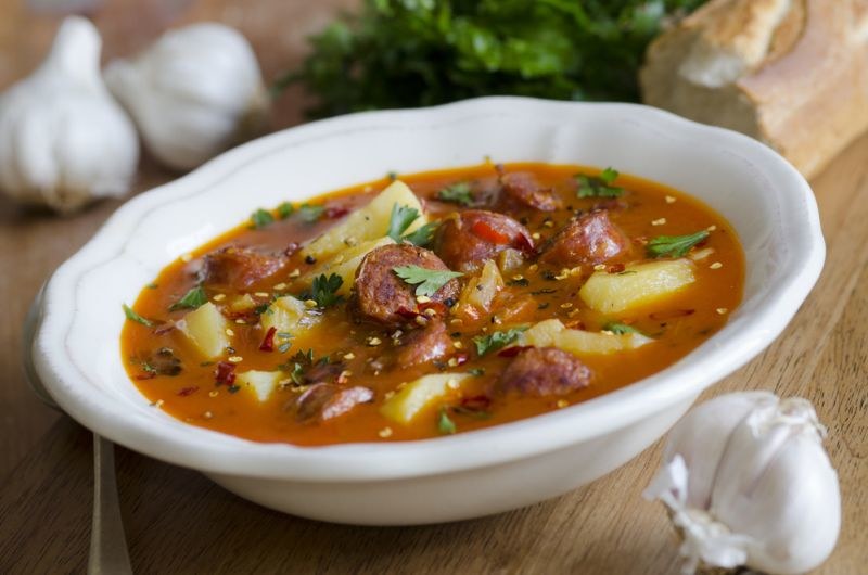 Bulvių sriuba su dešrelėmis / Shutterstock nuotr.