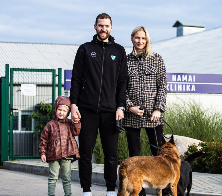 Janis Strelniekas su šeima / „Instagram“ nuotr.