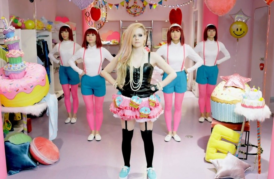 Avril Lavigne dainos „Hello Kitty“ vaizdo klipe / Kadras iš „Youtube“