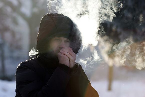 Šią žiemą gyventojams tenka šalti ne tik pakeliui į darbą, bet kartais ir darbe. / Andrejs Strokins BFL/F64 nuotr.