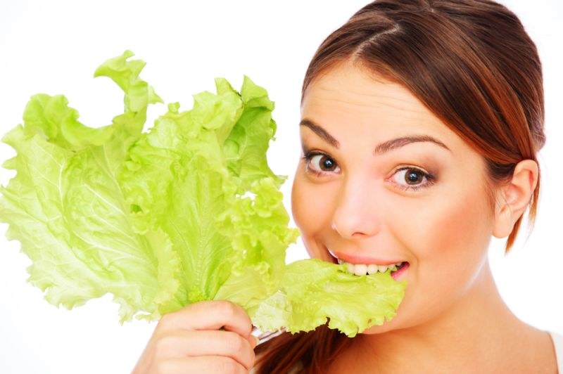 Mergina valgo salotos lapą / Shutterstock nuotr.