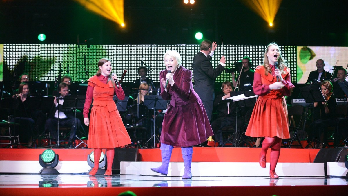 „Tele bim-bam“ įkūrėja Neringa Čereškevičienė dainuoja su vaikais / „Tele bim-bam“ nuotr. 