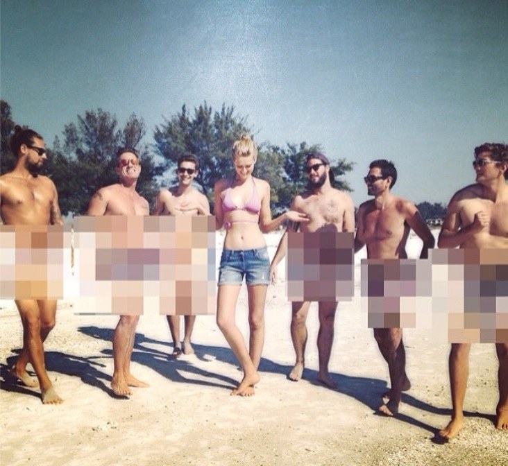 Toni Garrn su nuogais vyrais / „Instagram“ nuotr.