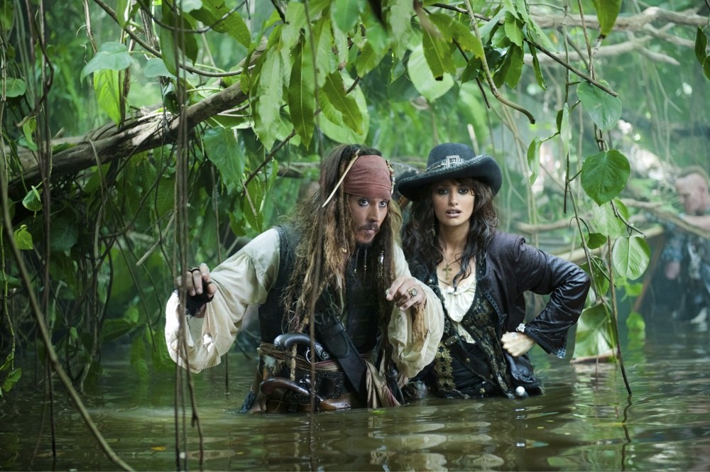Johnny Deppas ir Penelope Cruz filme „Karibų piratai: ant keistų bangų“ / „Reuters“/„Scanpix“ nuotr.