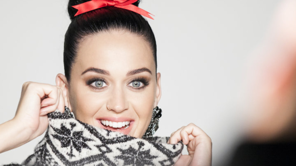 Katy Perry „H&M“ šventinėje reklaminėje kampanijoje / „H&M“ nuotr.