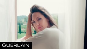 Angelina Jolie "Mon Guerlain" kvepalų reklamoje