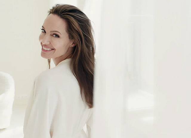 Angelina Jolie reklaminiame kvepalų "Mon Guerlain"  filme „Notes of Woman“  / Stop kadrai filmo "Notes of Woman"