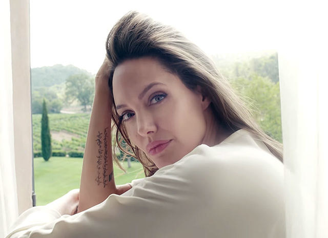 Angelina Jolie reklaminiame kvepalų "Mon Guerlain"  filme „Notes of Woman“  / Stop kadrai filmo "Notes of Woman"