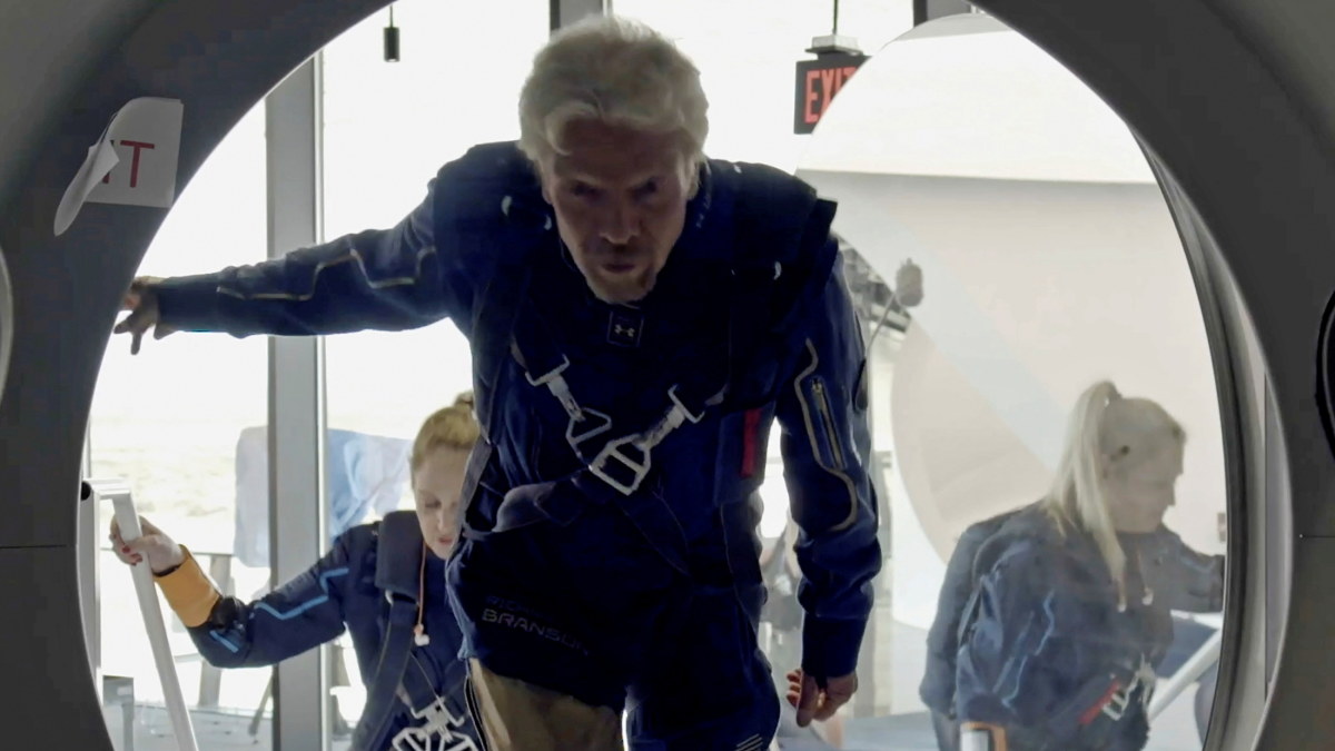  R.Bransonas su įgula ruošiasi skrydžiui į kosmosą / „Scanpix“ nuotr.
